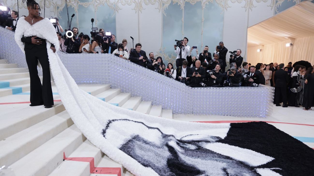 Los famosos recuerdan y emulan a Karl Lagerfeld en una elegante Met Gala