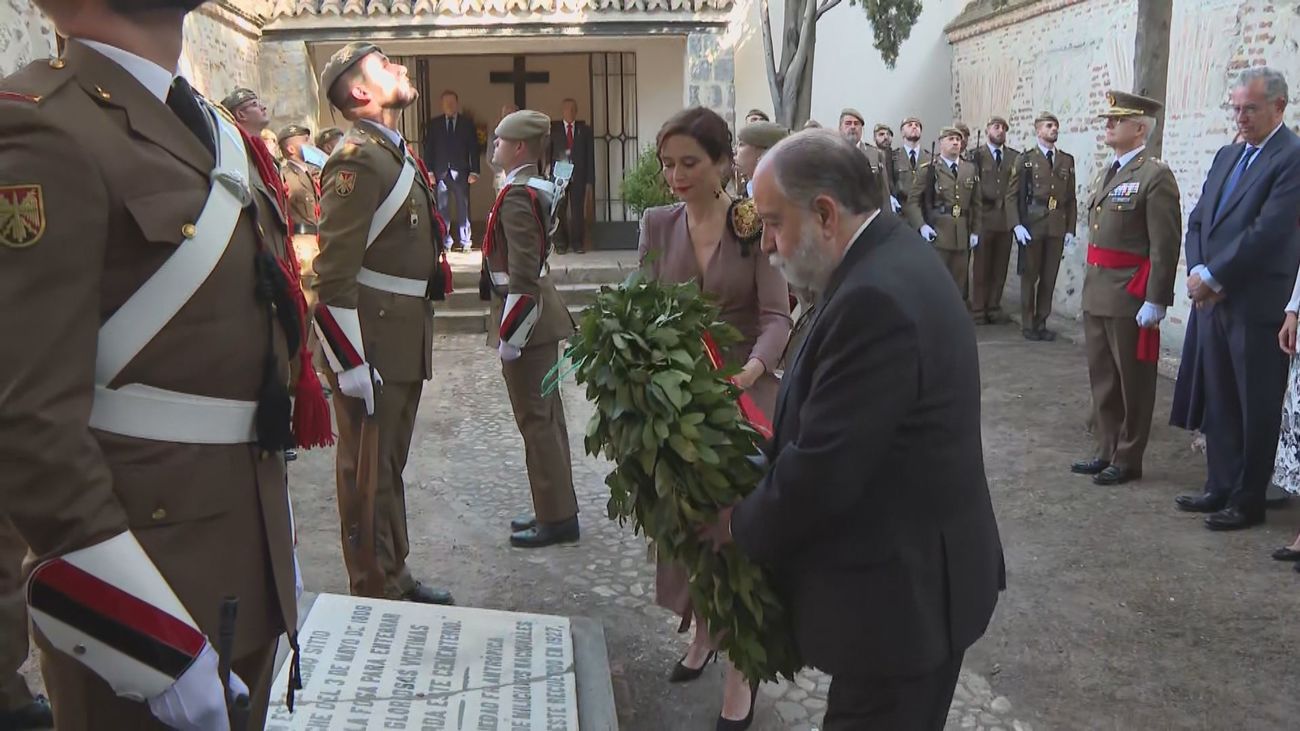 Isabel Díaz Ayuso deposita una corona de homenaje a los héroes del 2 de mayo
