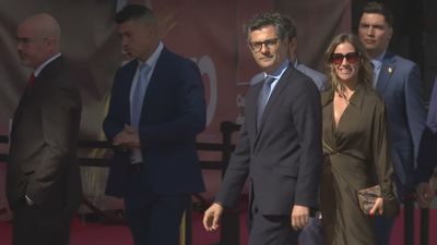 Fuerte pitada a Félix Bolaños en su llegada a la sede de la Comunidad de Madrid