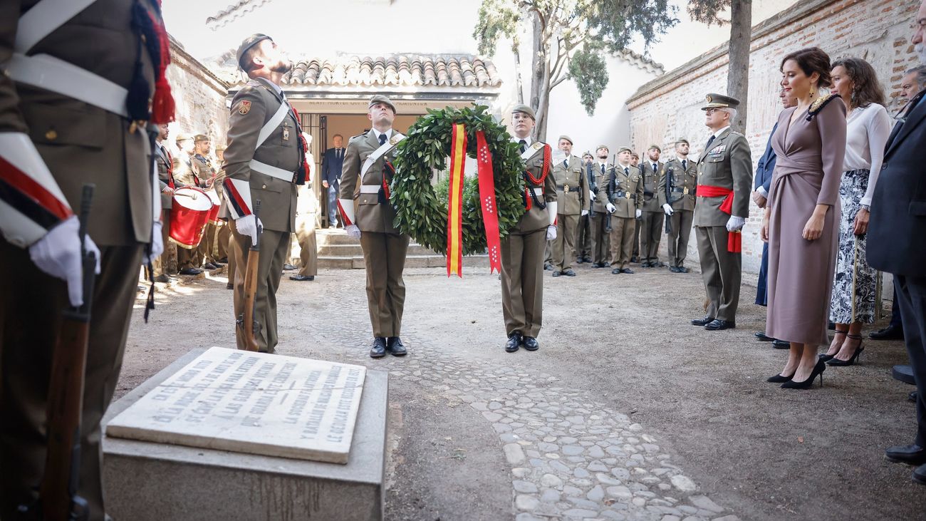 Ayuso deposita una corona ante la sepultura de los fusilados el 2 de mayo de 1808