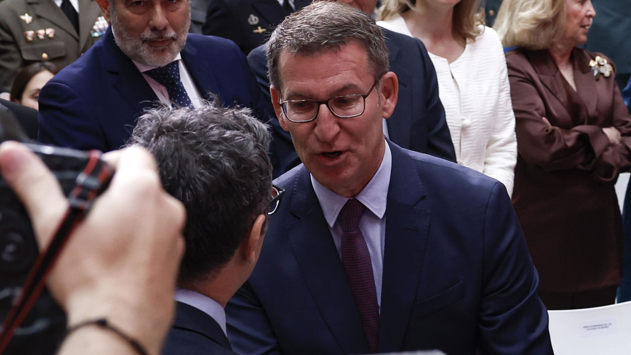 Alberto Núñez Feijóo saluda a Félix Bolaños