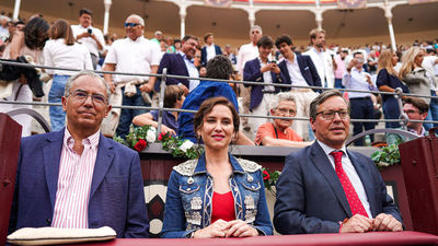Díaz Ayuso asiste desde el callejón a la corrida goyesca en Las Ventas