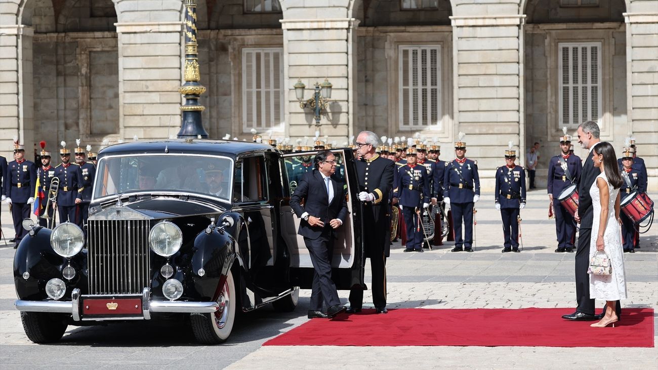 Los reyes reciben con honores a Gustavo Petro al inicio de su visita a España