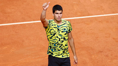 Alcaraz arrolla a Zverev e irrumpe en cuartos