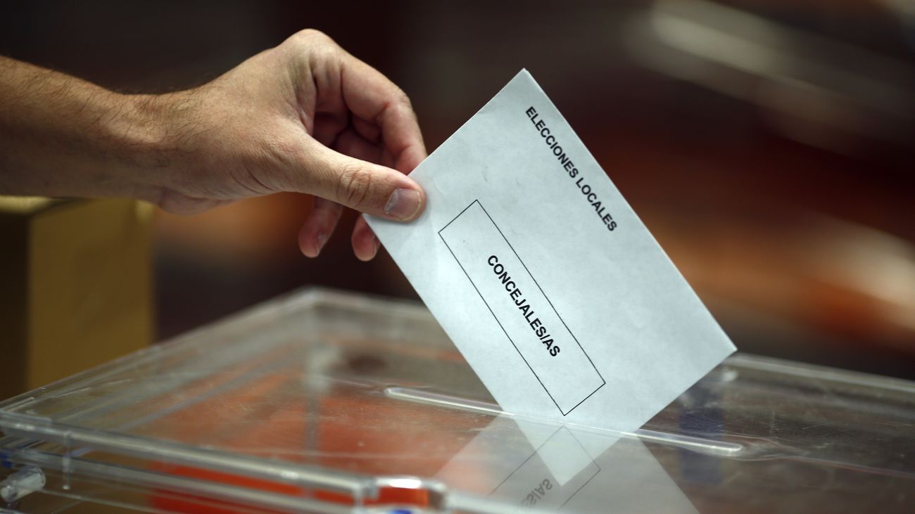 Un hombre deposita su voto en la urna