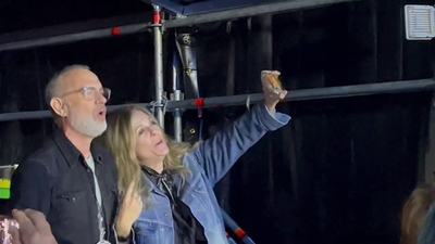 Tom Hanks lo da todo en el segundo concierto de Bruce Springsteen en Barcelona