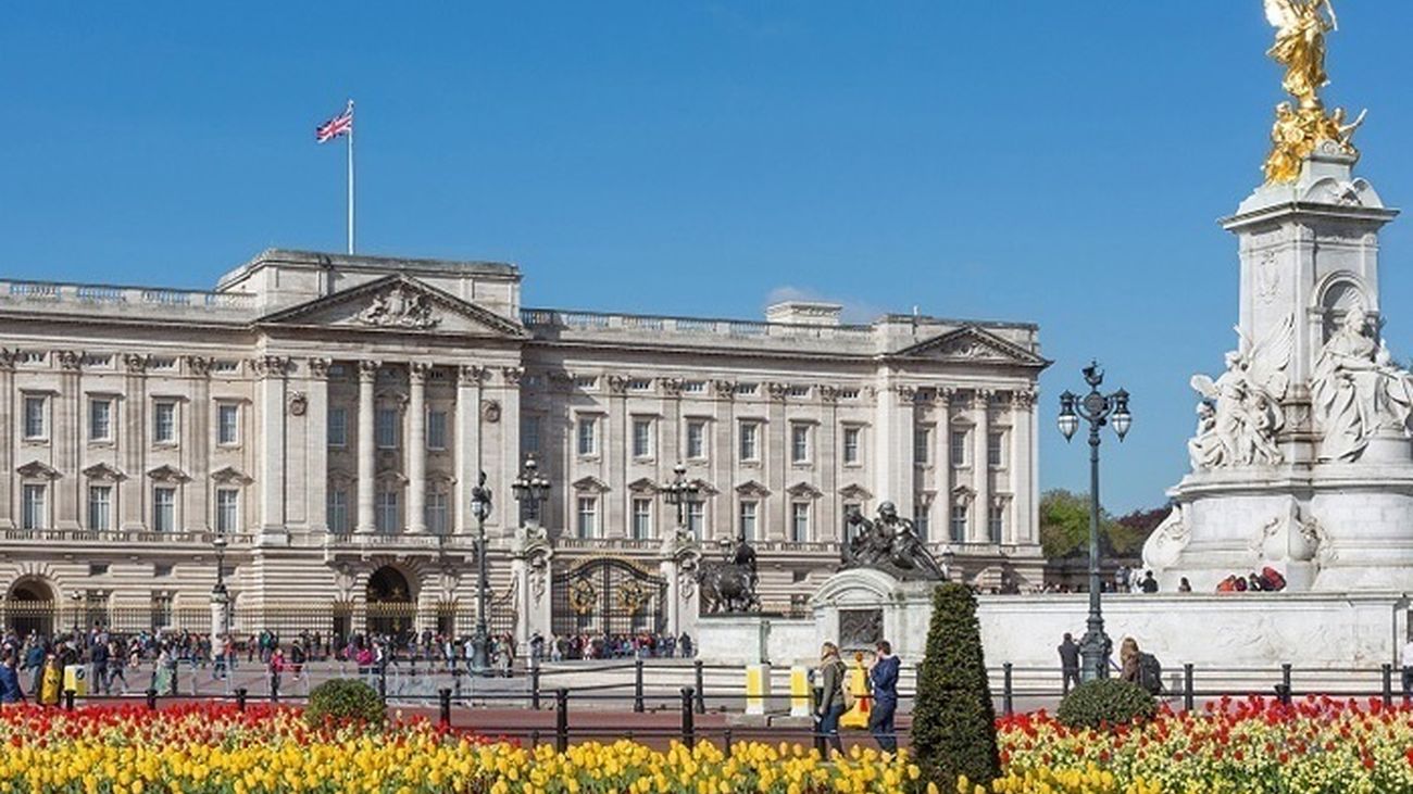 Un hombre es arrestado por arrojar supuestos cartuchos al Palacio de Buckingham