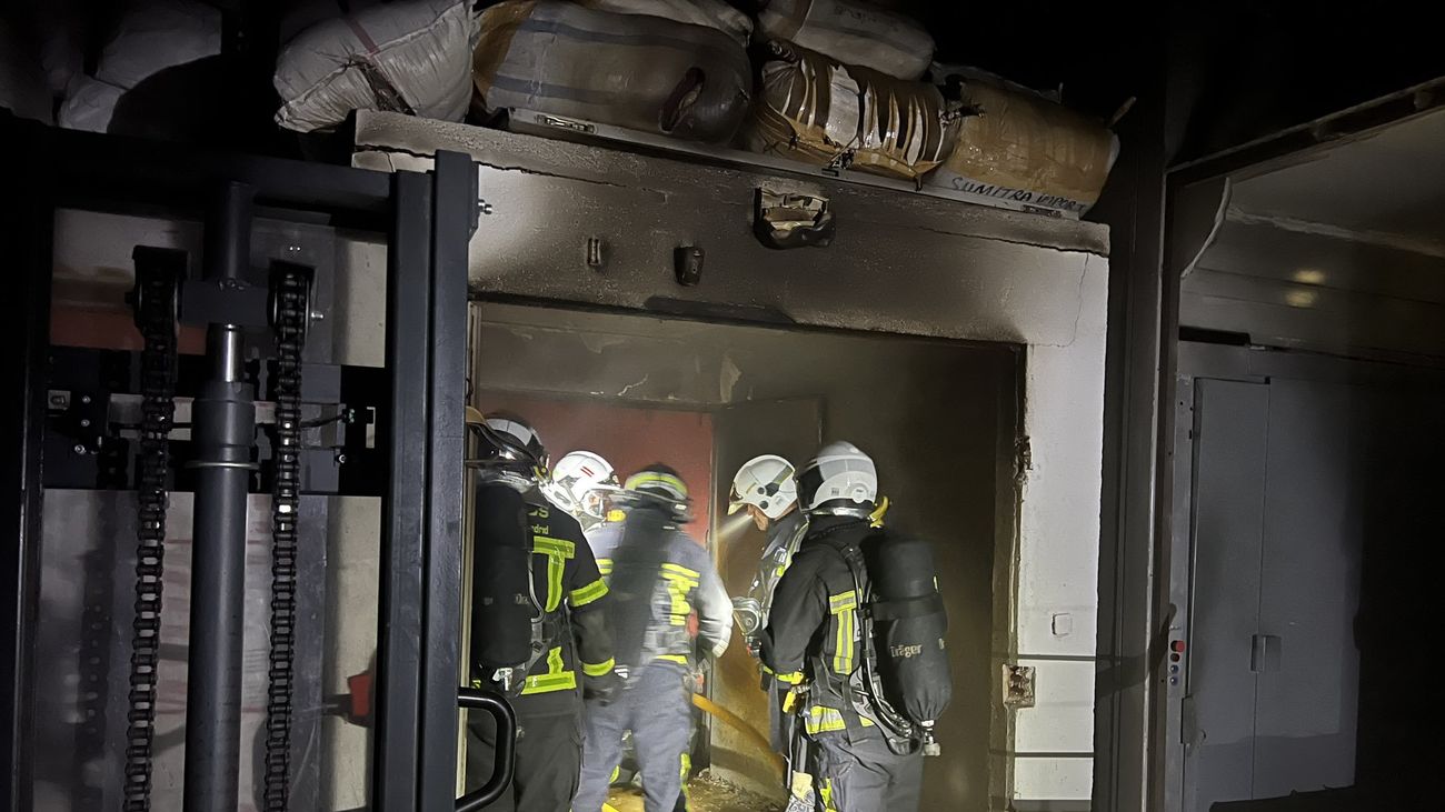 Incendio sin heridos en dos naves del polígono de Cobo Calleja