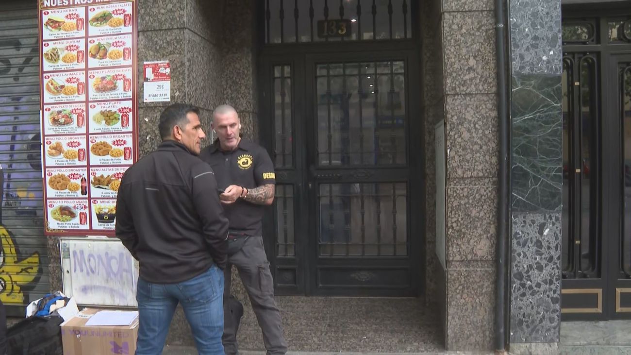 Desokupa instala un control para que no entren clientes al burdel del edificio okupado de Delicias