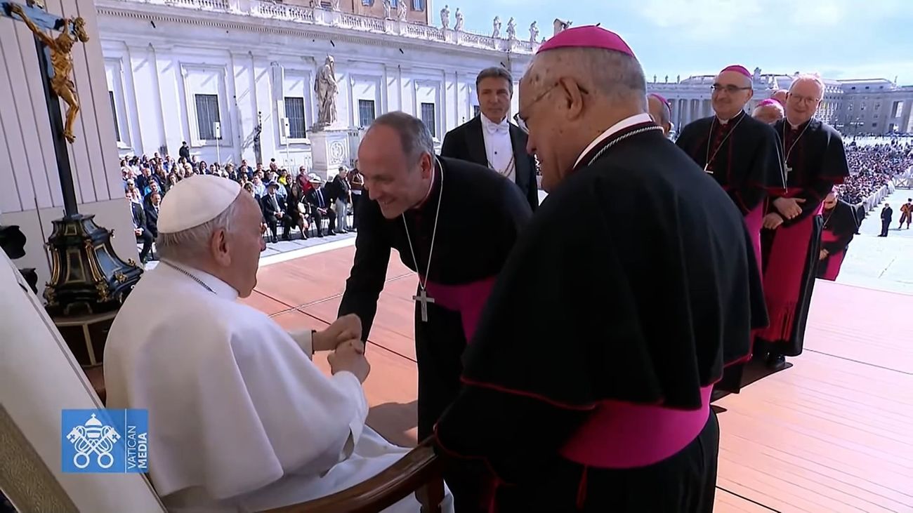 El Papa Francisco saluda a Antonio Prieto