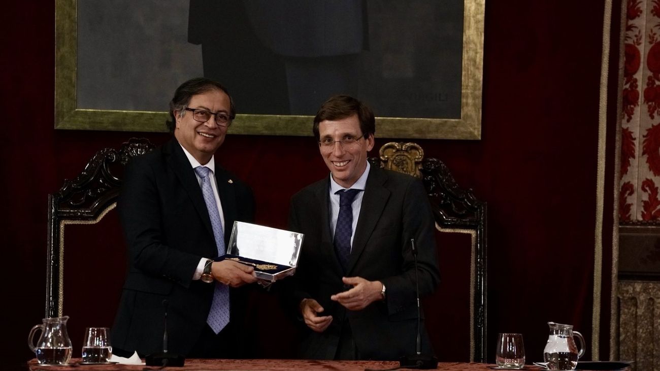 Almeida entrega la Llave de Oro de la Villa de Madrid a Petro