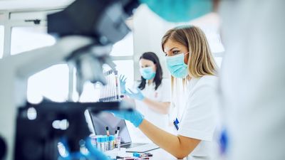 Las científicas reciben menos ayudas para sus investigaciones que los hombres