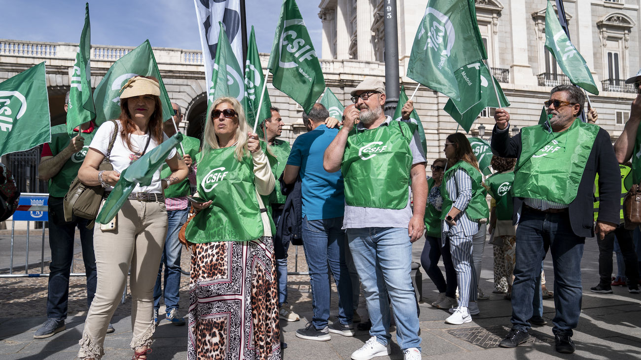 Trabajadores de Patrimonio Nacional reclaman mejoras laborales frente al Palacio Real