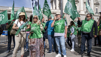 Trabajadores de Patrimonio Nacional reclaman mejoras laborales frente al Palacio Real