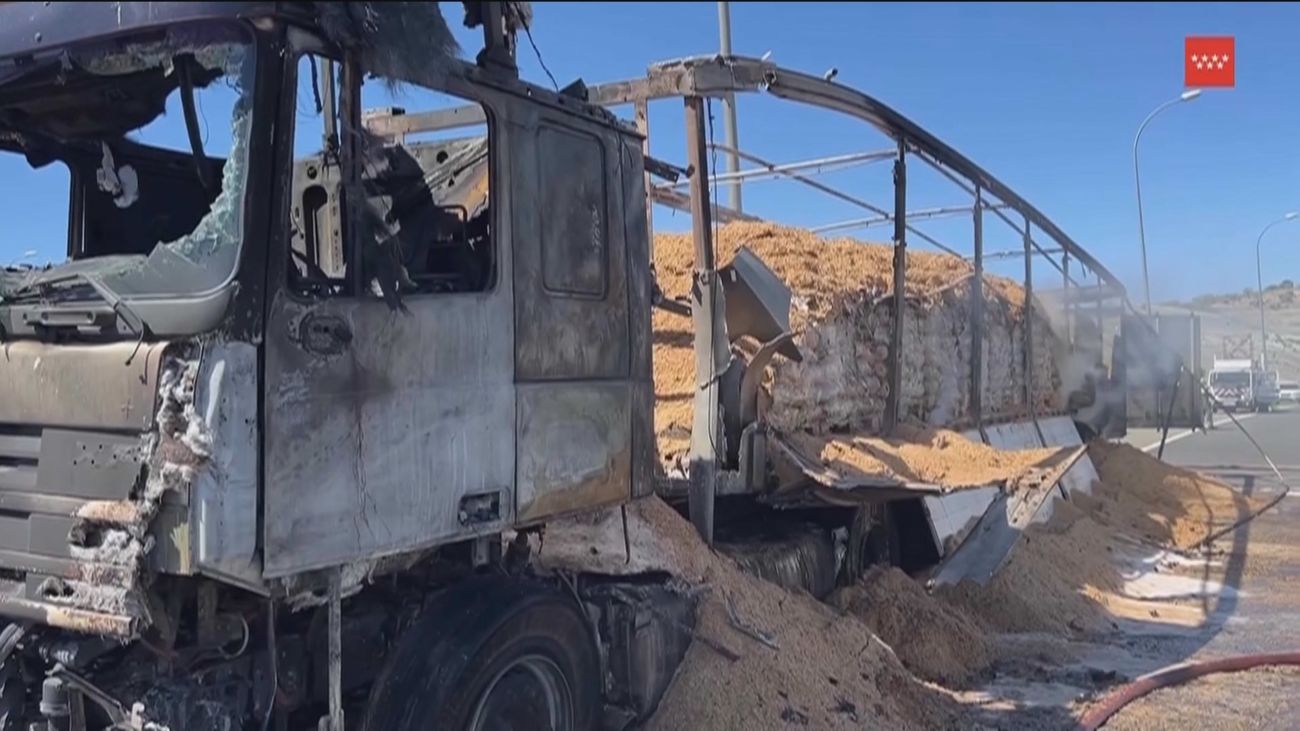 Gran atasco en la M-45 tras el incendio de un camión en San Fernando