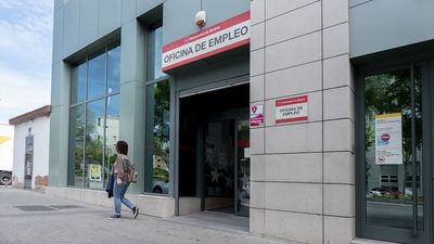 La tasa de paro de España bajó una décima en abril, hasta el 12,7%, pero sigue siendo la más alta de la UE