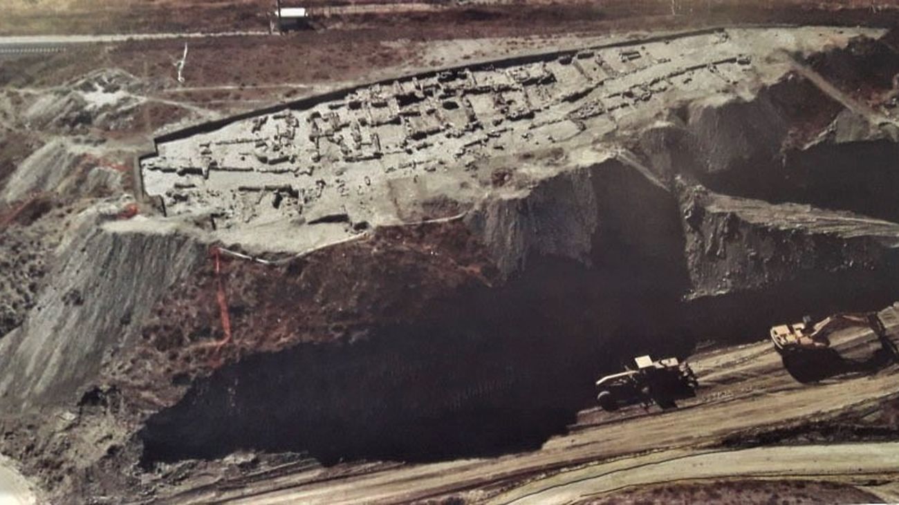 El yacimiento carpetano de La Gavia rodeado por las obras del AVE