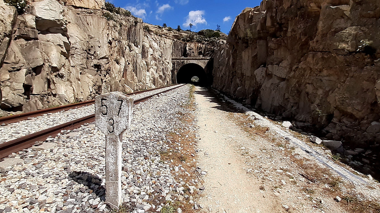 La línea Madrid-Burgos en el tramo de Bustarviejo, con uno de los 44 túneles del trazado