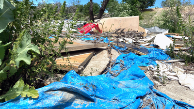 Kilómetros de escombros y basura en un vertedero ilegal en el Ensanche de Vallecas