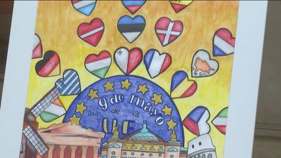 Los ganadores del concurso de carteles conmemorativos del Día de Europa visitan la Casa de Correos