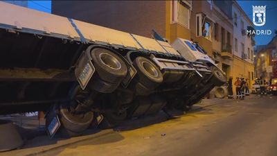 Enderezan un camión de 15.000 kilos que había volcado en Tetuán