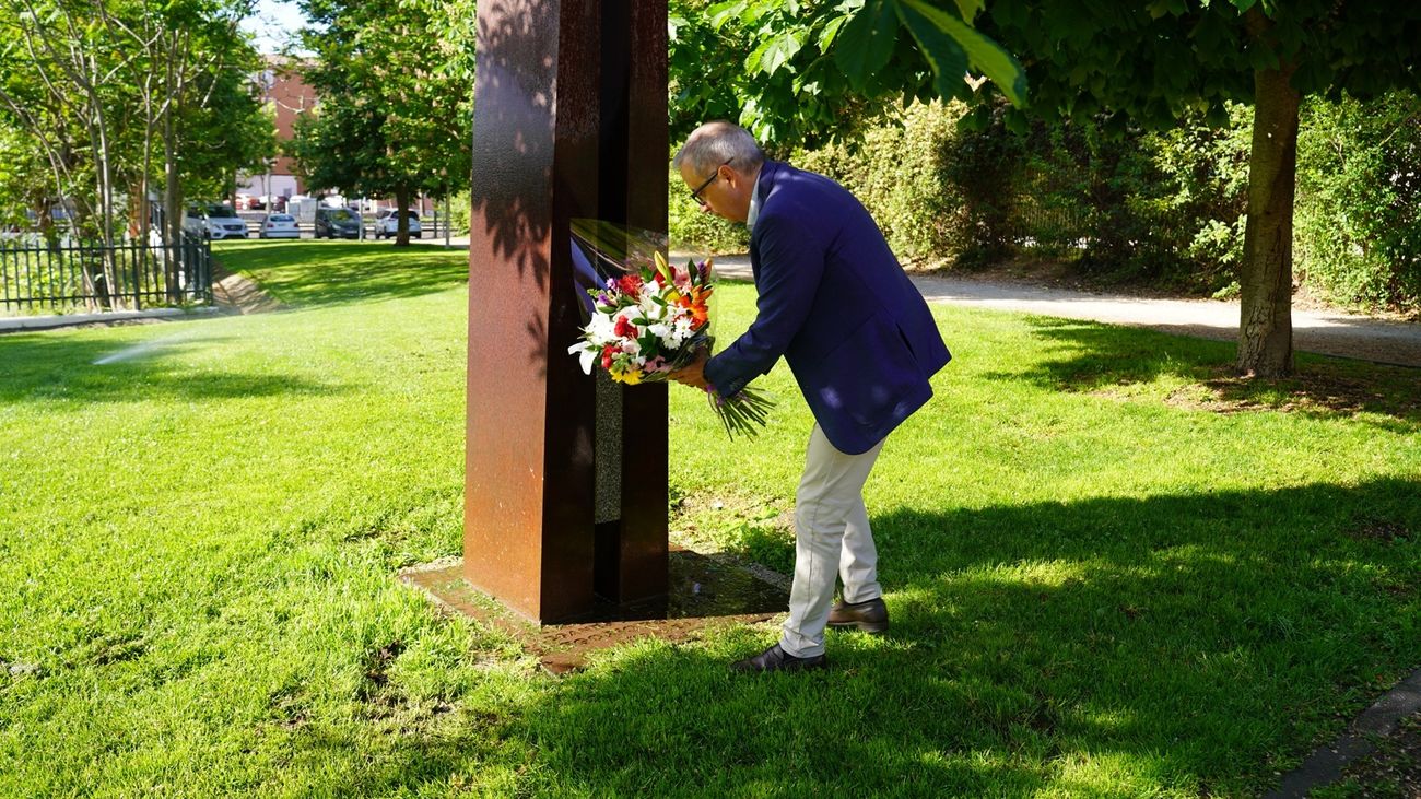 El vicealcalde de Leganés, Enrique Morago, deposita un ramo de flores en el monumento