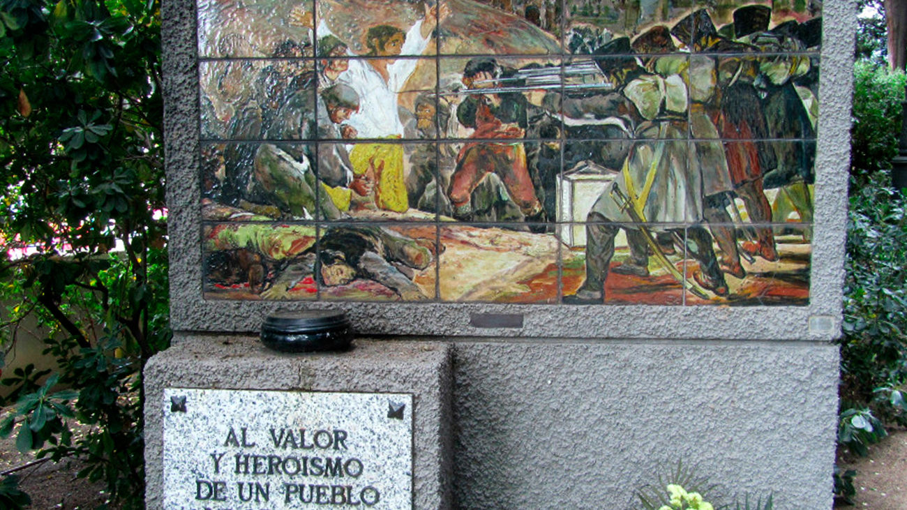 Entrada del monumento a los Héroes del Dos de Mayo en el cementerio de La Florida, Madrid