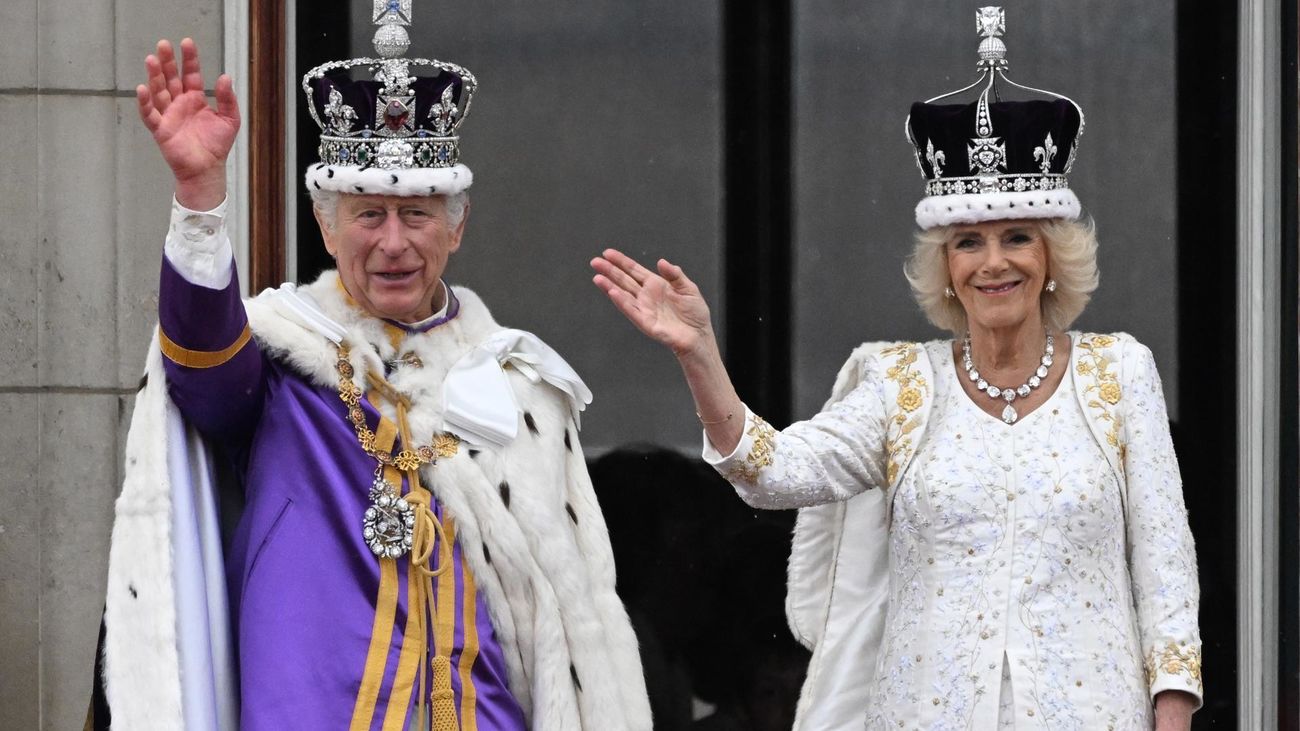 El príncipe Harry queda en segundo plano durante la coronación de Carlos III