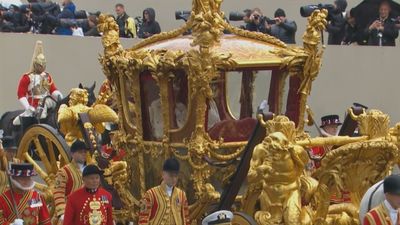 El pueblo británico llena  las calles para festejar la coronación de Carlos III