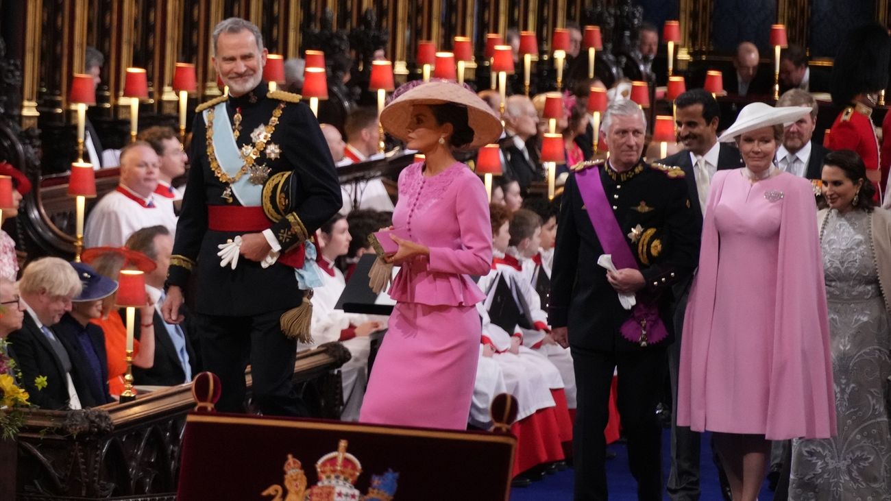 Reinas y princesas brillan en la coronación de Carlos III
