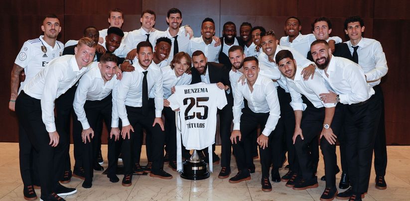 Benzema arropado por sus compañeros / REAL MADRID