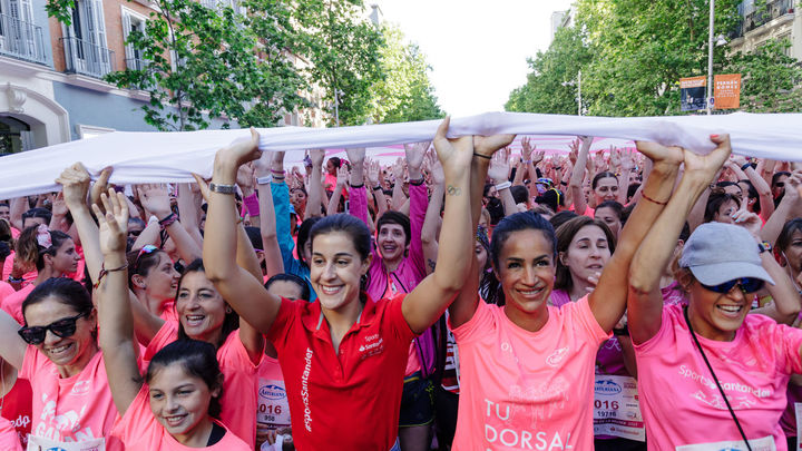 La jugadora de bádminton Carolina Marín (3d) y la vicealcaldesa de Madrid, Begoña Villacís / Telemadrid