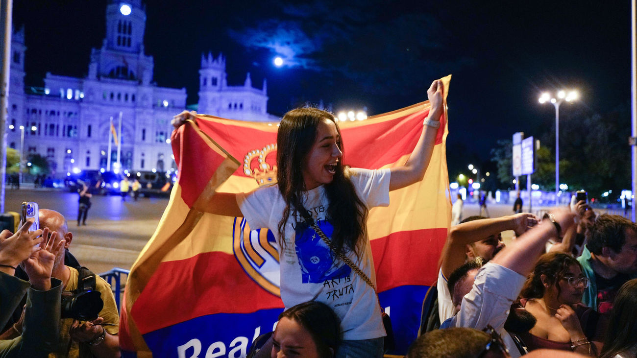 Aficionados del Real Madrid celebran el título de Copa en Cibeles