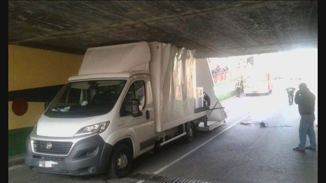 Vecinos de Leganés piden acabar con el túnel 'tragacamiones'