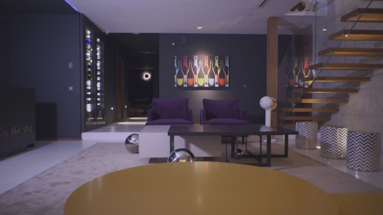 Descubre la casa disfrutona de Torrelodones: Jacuzzi, discoteca y un museo del Real Madrid