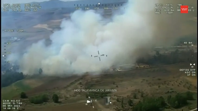 Bomberos tratan de controlar un incendio forestal en Talamanca