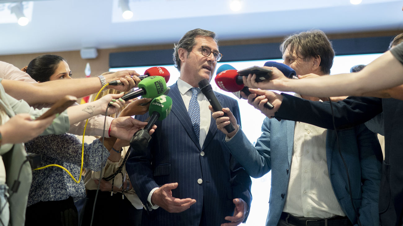 La firma del acuerdo salarial, una foto sin el Gobierno