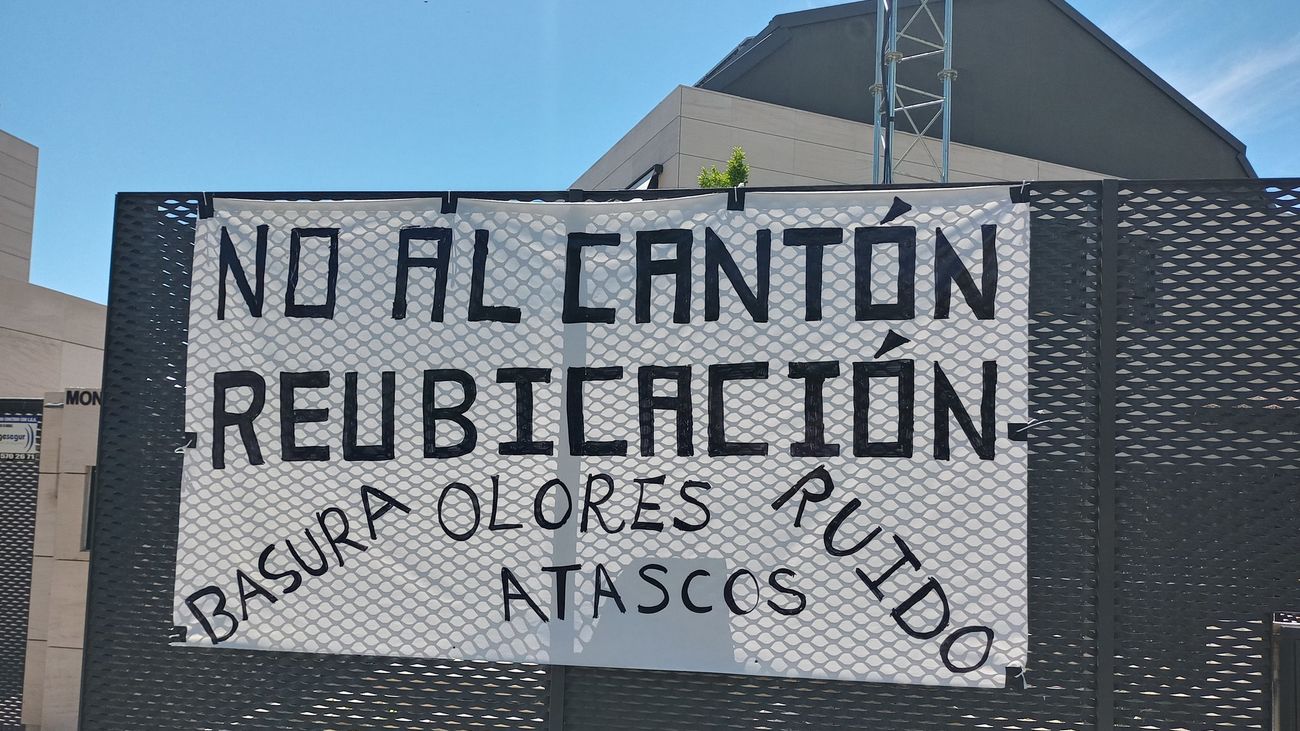 Cartel reclamando el cambio de ubicación del cantón de limpieza de Montecarmelo