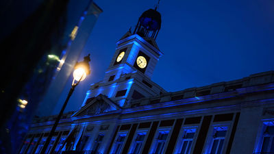 La Casa de Correos ilumina de azul la Puerta del Sol para celebrar el Día de Europa