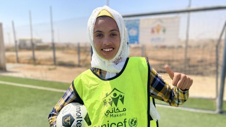 Sham, de 14 años, refugiada siria,  sostiene un balón de fútbol / UNICEF / ABDEL MAJID EL-NOAMI