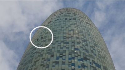 Escalan la torre Glòries de Barcelona sin arnés