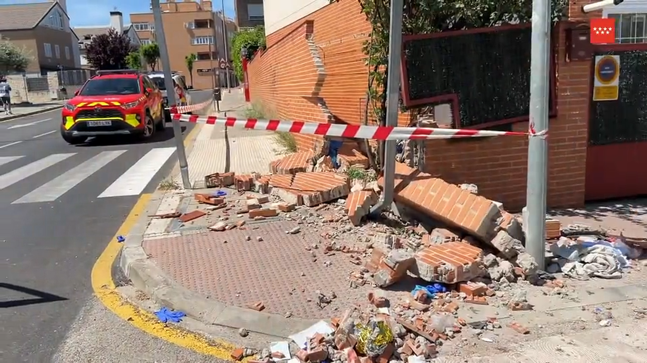 Invade la acera y arrolla a una persona en Valdemoro