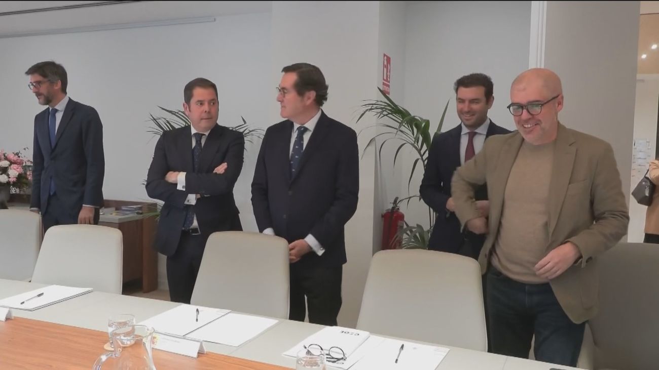 Los agentes sociales ponen en valor su trabajo para llegar a un acuerdo salarial al margen del Gobierno