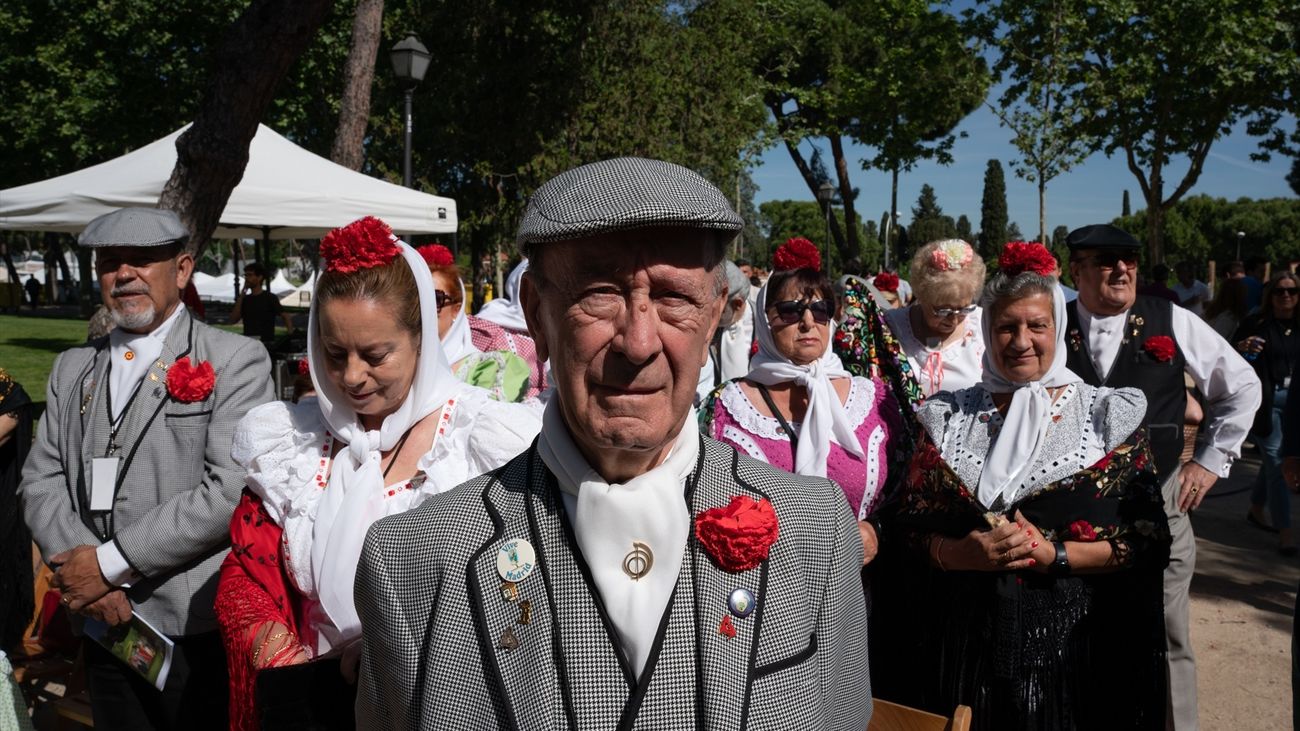 Varias personas vestidas de chulapos durante la presentación de la programación de las Fiestas de San Isidro 2023, en la pradera de San Isidro, a 5 de mayo de 2023, en Madrid (España)