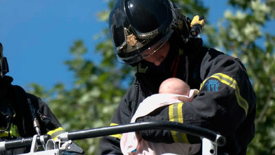 Así han rescatado los bomberos a un bebé en el incendio de Embajadores