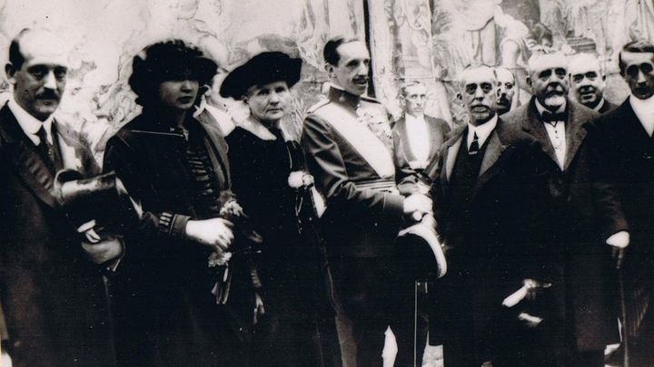 Celedonio Calatayud y el rey Alfonso XIII junto a Marie Curie durante el I Congreso Nacional de Medicina / WIKIPEDIA