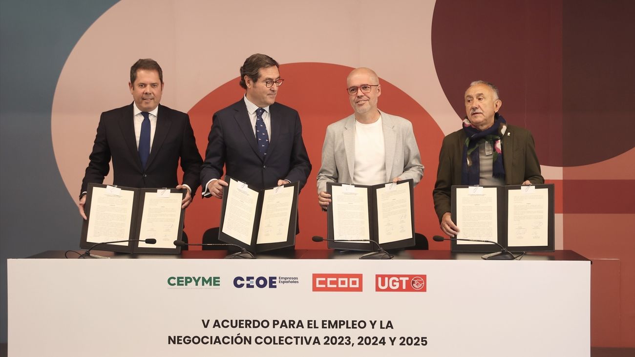 Los presidentes de CEOE y CEPYME, Antonio Garamendi y Gerardo Cuerva y los secretarios generales de UGT y CCOO, Pepe Álvarez y Unai Sordo, respectivamente, firman el V Acuerdo para el Empleo y la Negociación Colectiva (AENC)