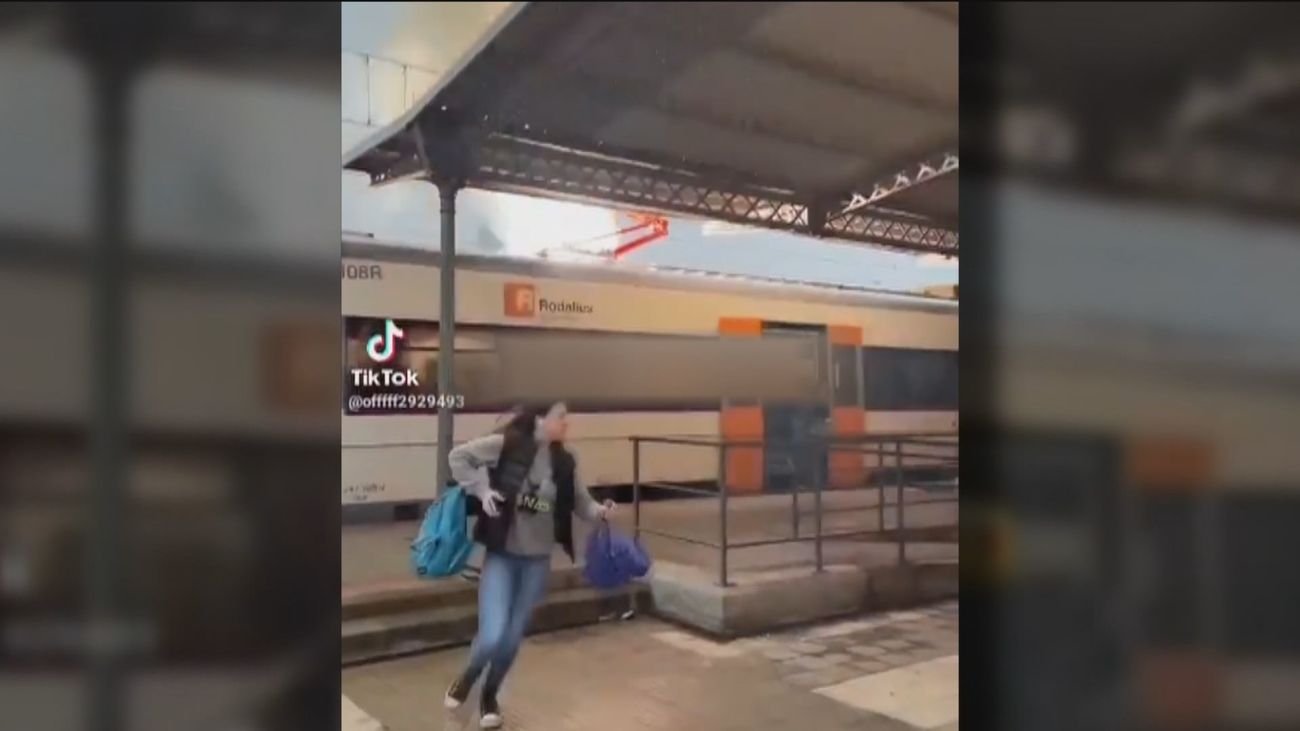 Espectacular incendio eléctrico en un tren de Rodalies en Barcelona