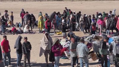 Miles de migrantes esperan cruzar la frontera con Estados Unidos