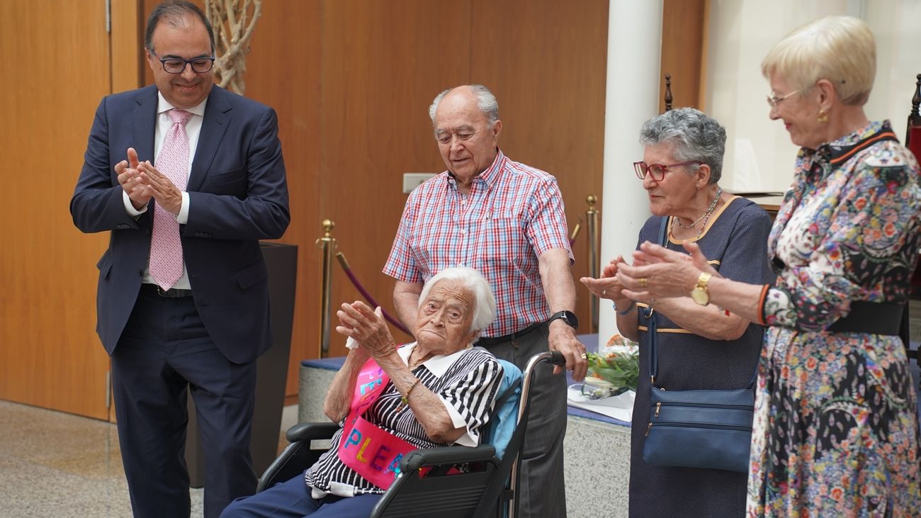 Homenaje a doña Carmen López Carmona por su 103 cumpleaños, en Leganés